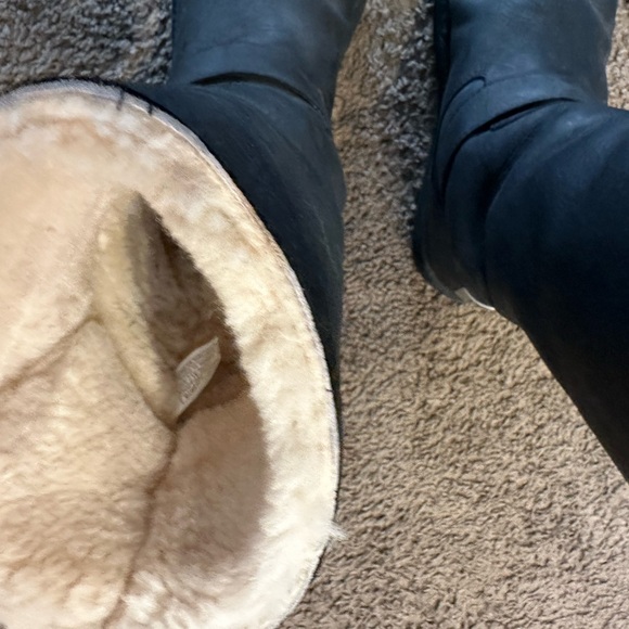 Ugg genuine leather winter boots black. Size 10.  Sheepskin lining F3010D. - Picture 9 of 14